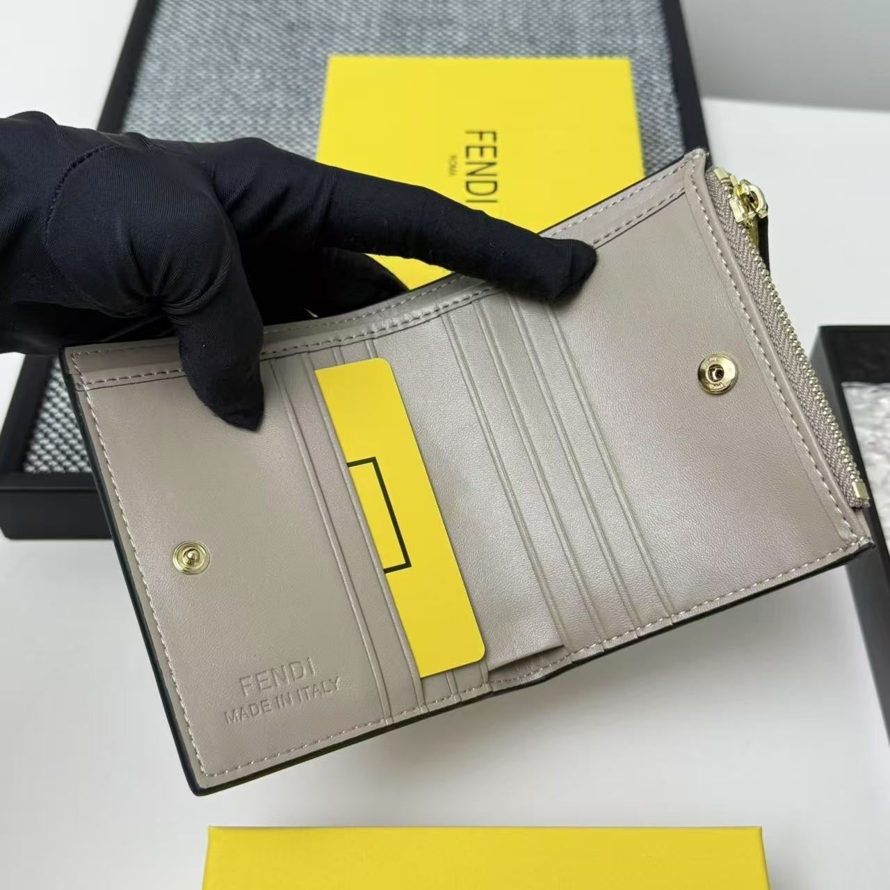 【未使用品】最終値下げ FENDI フェンディ折り財布 小銭入れ 【未使用品】最終値下げ FENDI フェンディ折り財布 小銭入れ