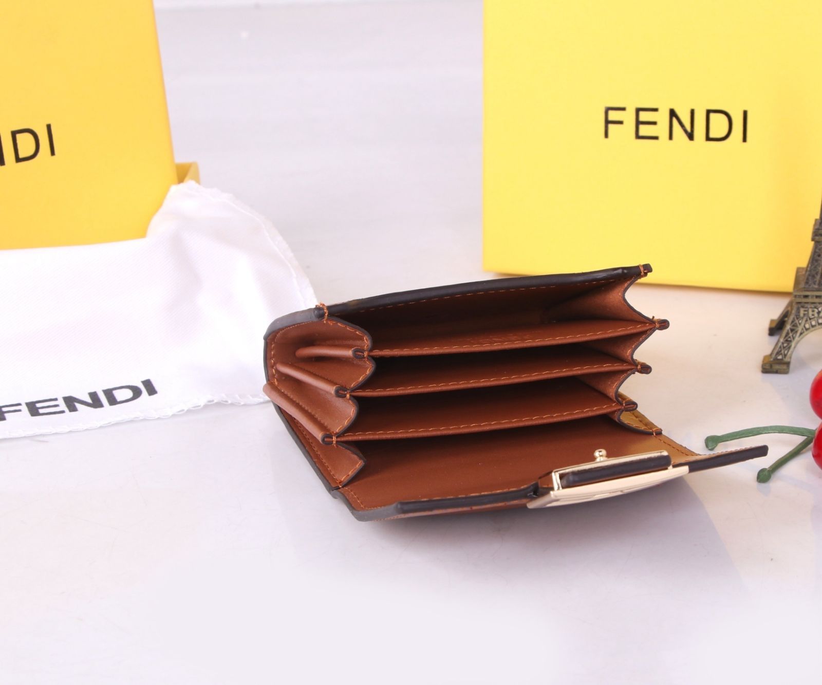 高級 人気商品 FENDI　フェンディ ウォレット 折り財布 小銭入れ