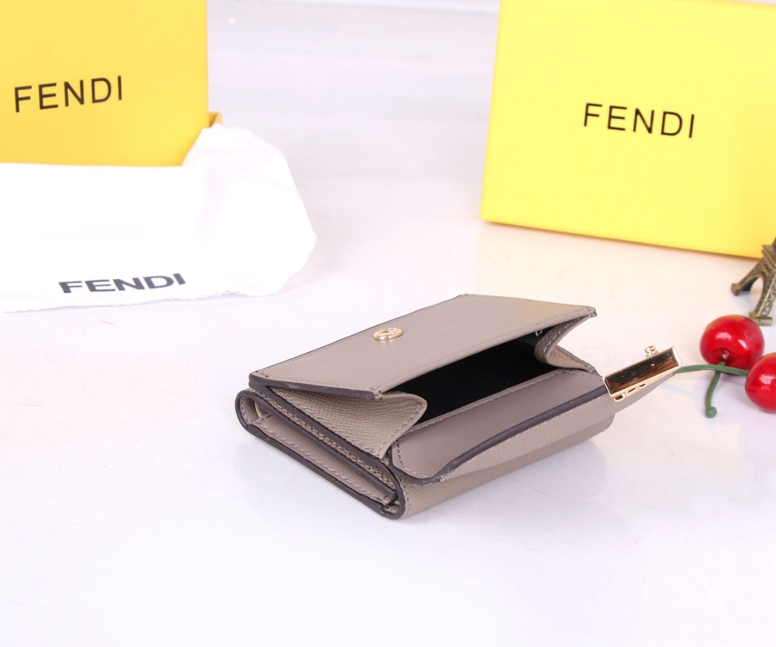 【極美品】【希少】レディース FENDI　フェンディ ウォレット 折り財布 小銭入れ
