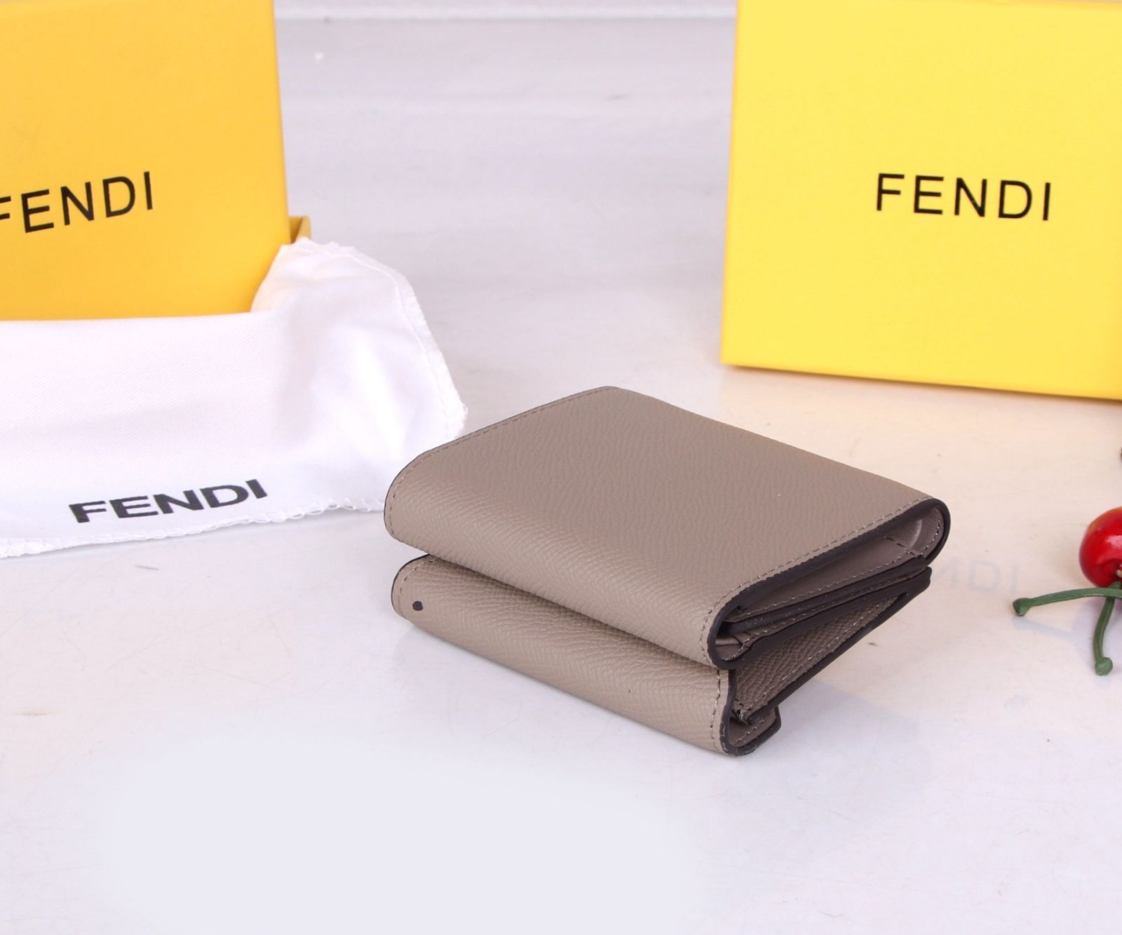 【極美品】【希少】レディース FENDI　フェンディ ウォレット 折り財布 小銭入れ