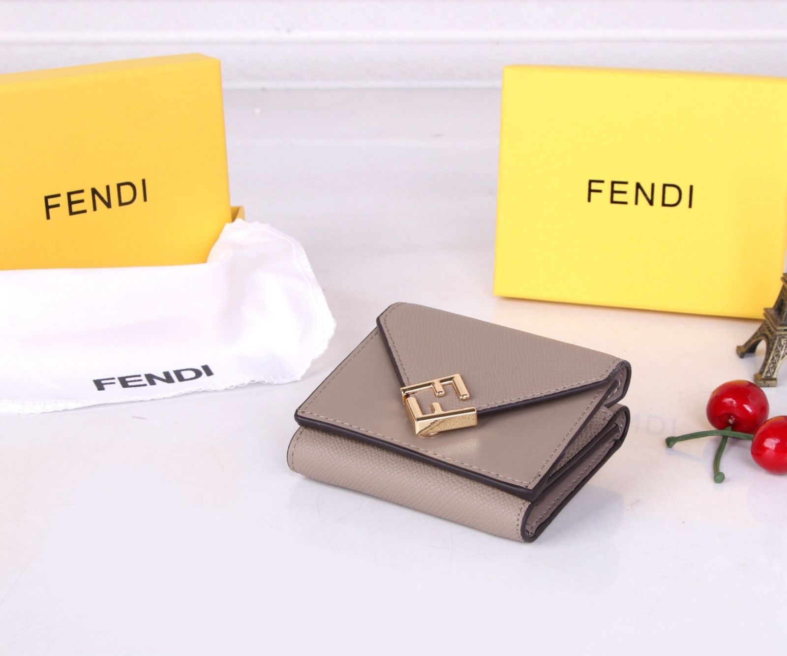 【極美品】【希少】レディース FENDI　フェンディ ウォレット 折り財布 小銭入れ
