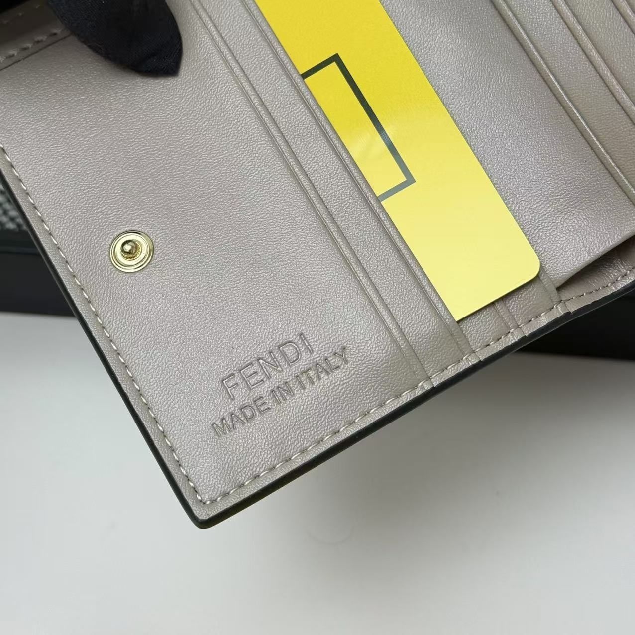 【未使用品】最終値下げ FENDI フェンディ折り財布 小銭入れ 【未使用品】最終値下げ FENDI フェンディ折り財布 小銭入れ