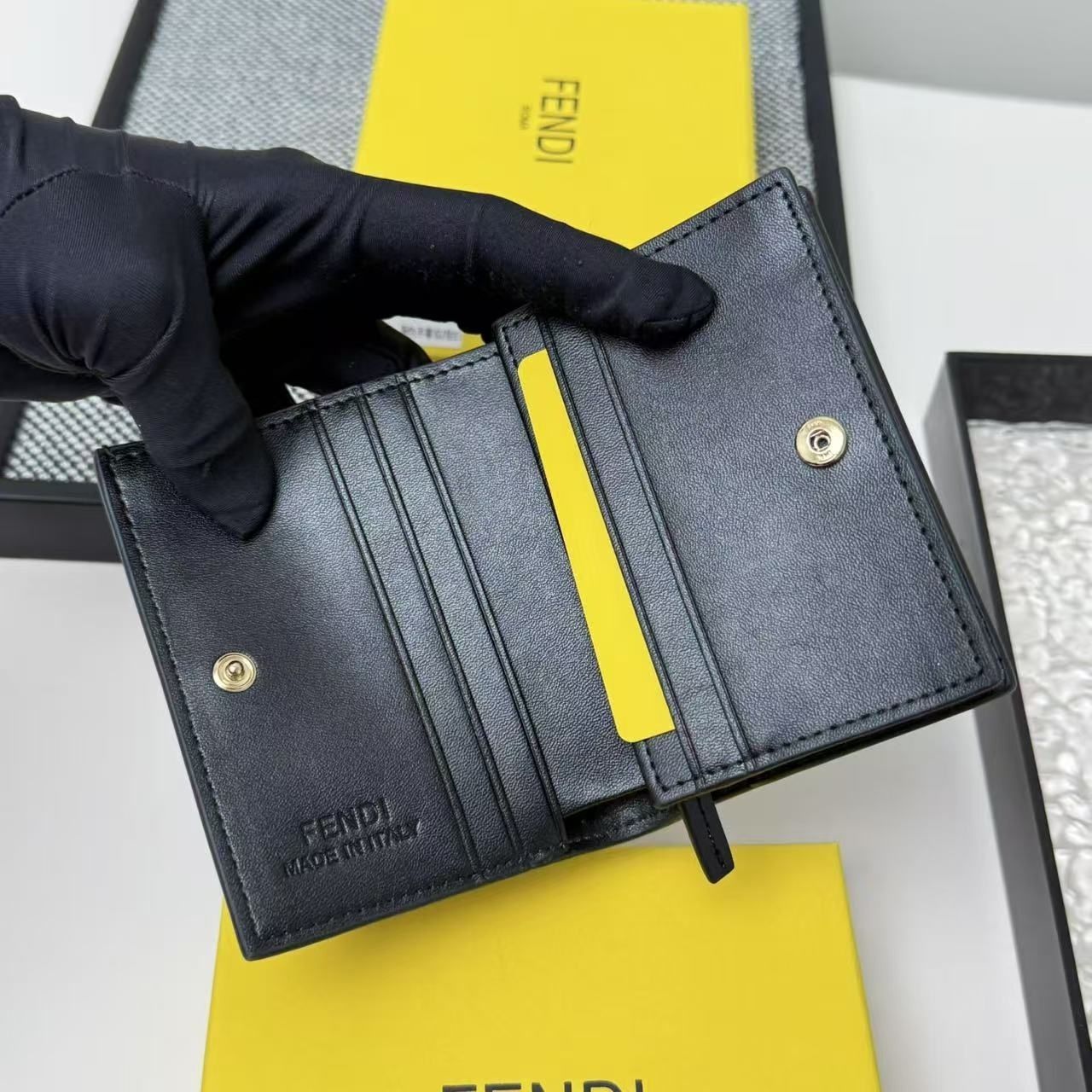 高級美品 状態良 FENDI　フェンディ折り財布 小銭入れ