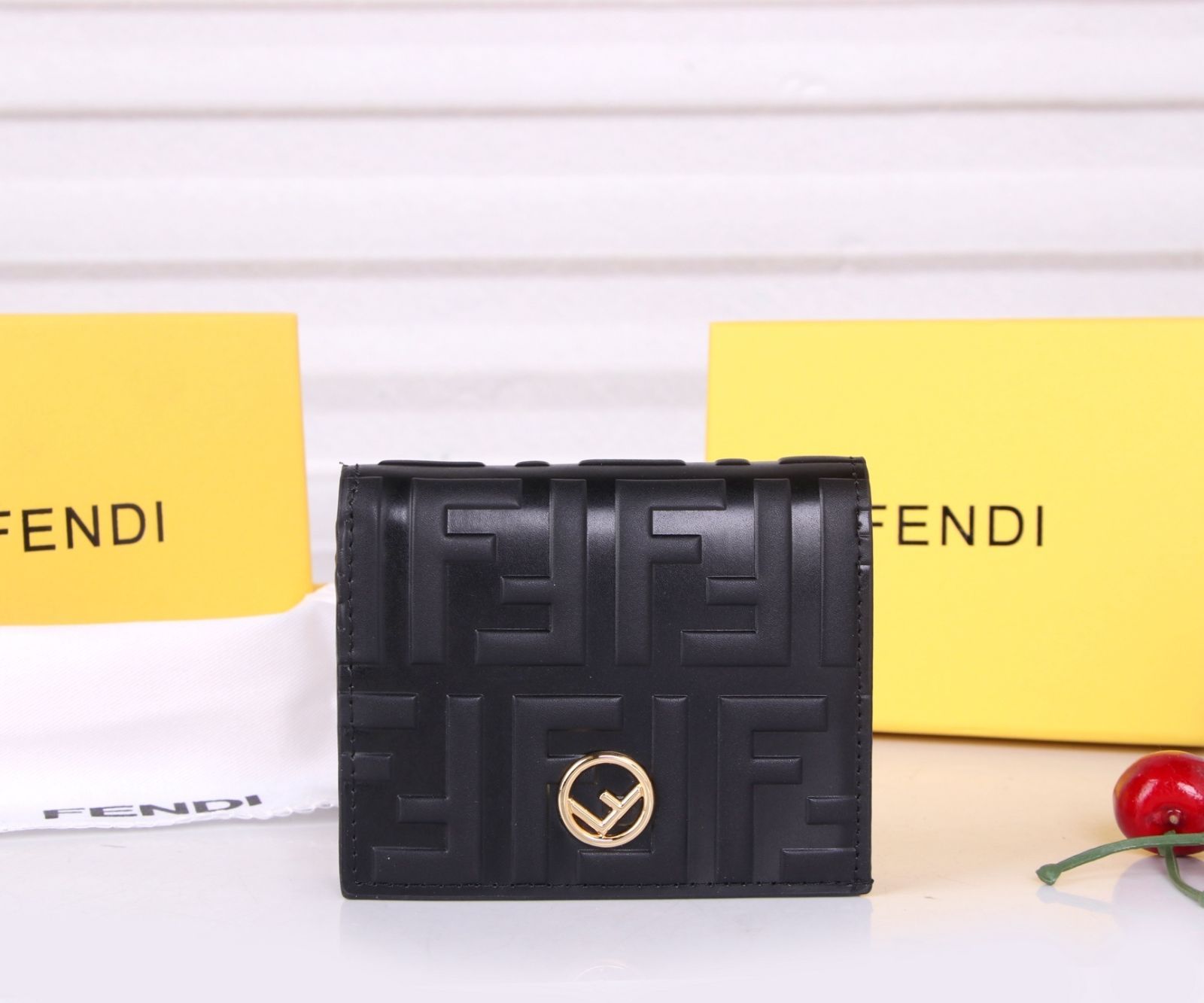 極美品 入手困難 FENDI　フェンディ ウォレット 折り財布 小銭入れ 5,760円