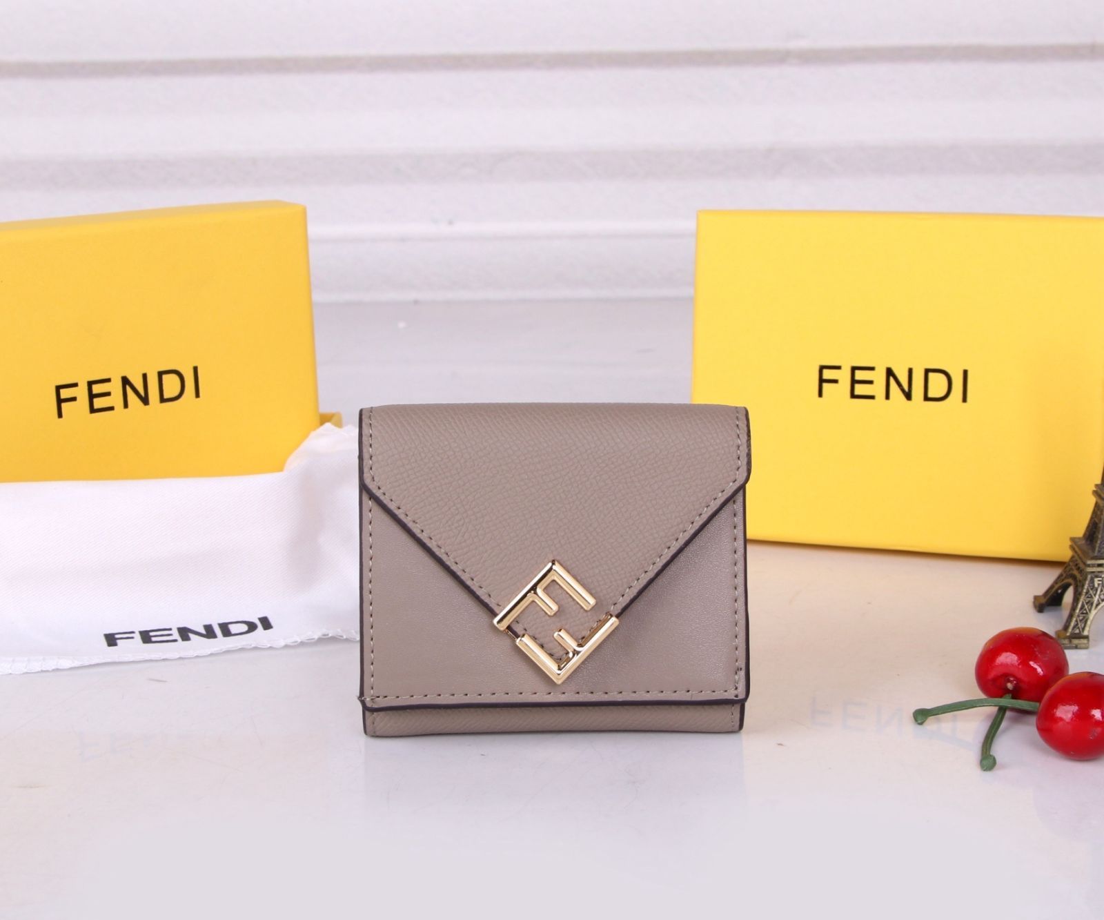 【極美品】【希少】レディース FENDI　フェンディ ウォレット 折り財布 小銭入れ
