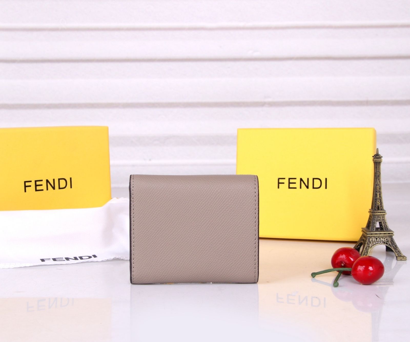 【極美品】【希少】レディース FENDI　フェンディ ウォレット 折り財布 小銭入れ