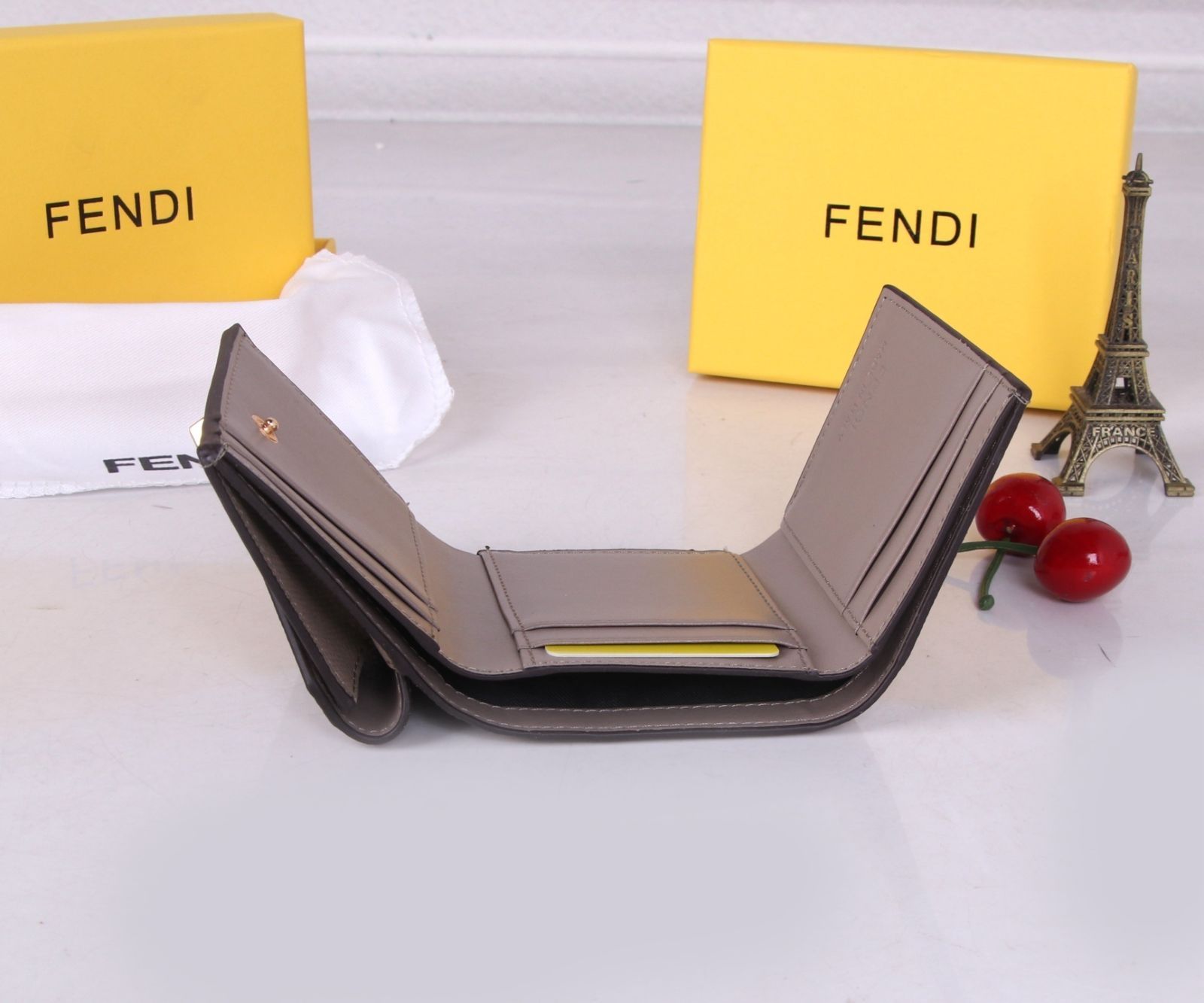 【極美品】【希少】レディース FENDI　フェンディ ウォレット 折り財布 小銭入れ