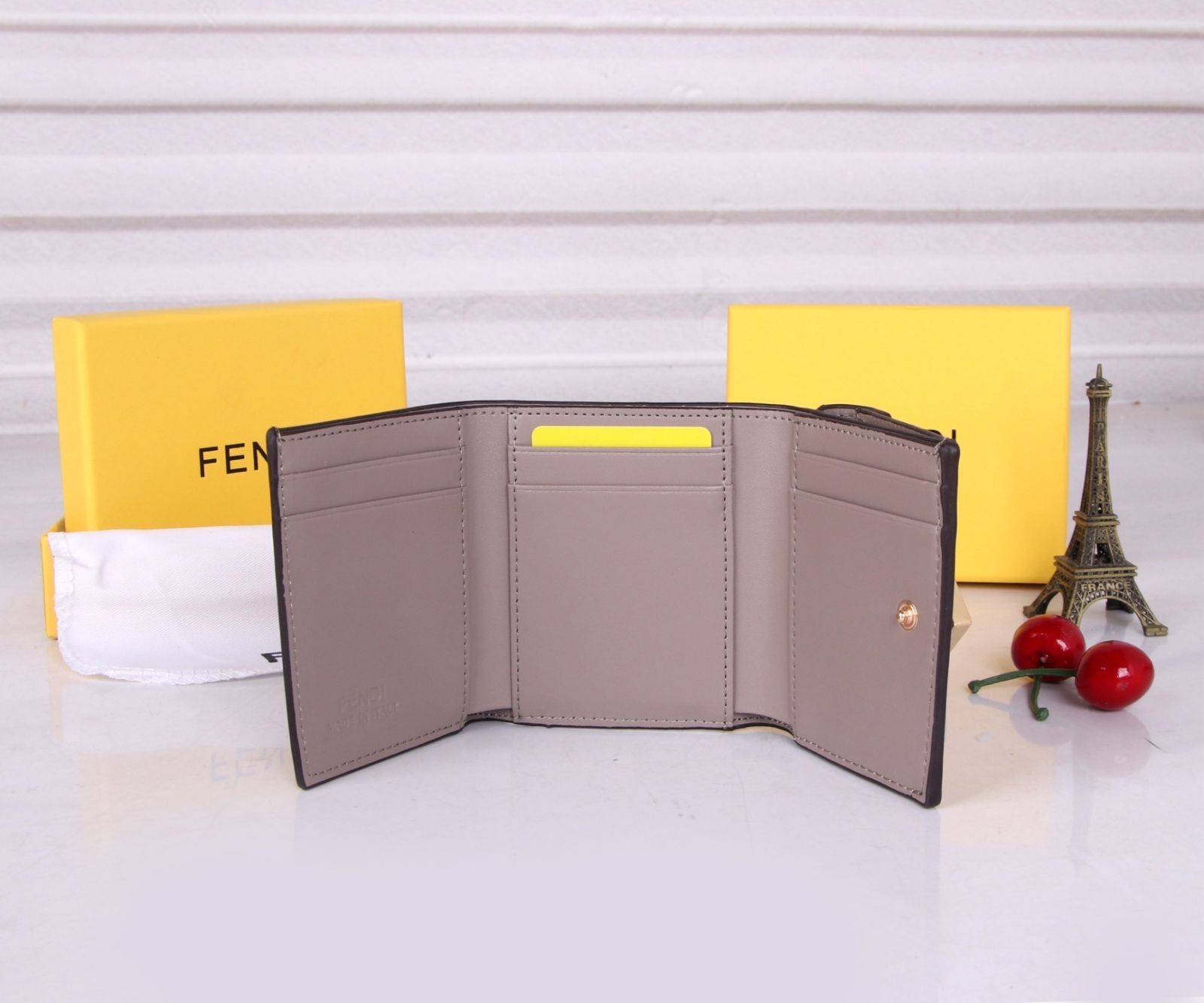【極美品】【希少】レディース FENDI　フェンディ ウォレット 折り財布 小銭入れ
