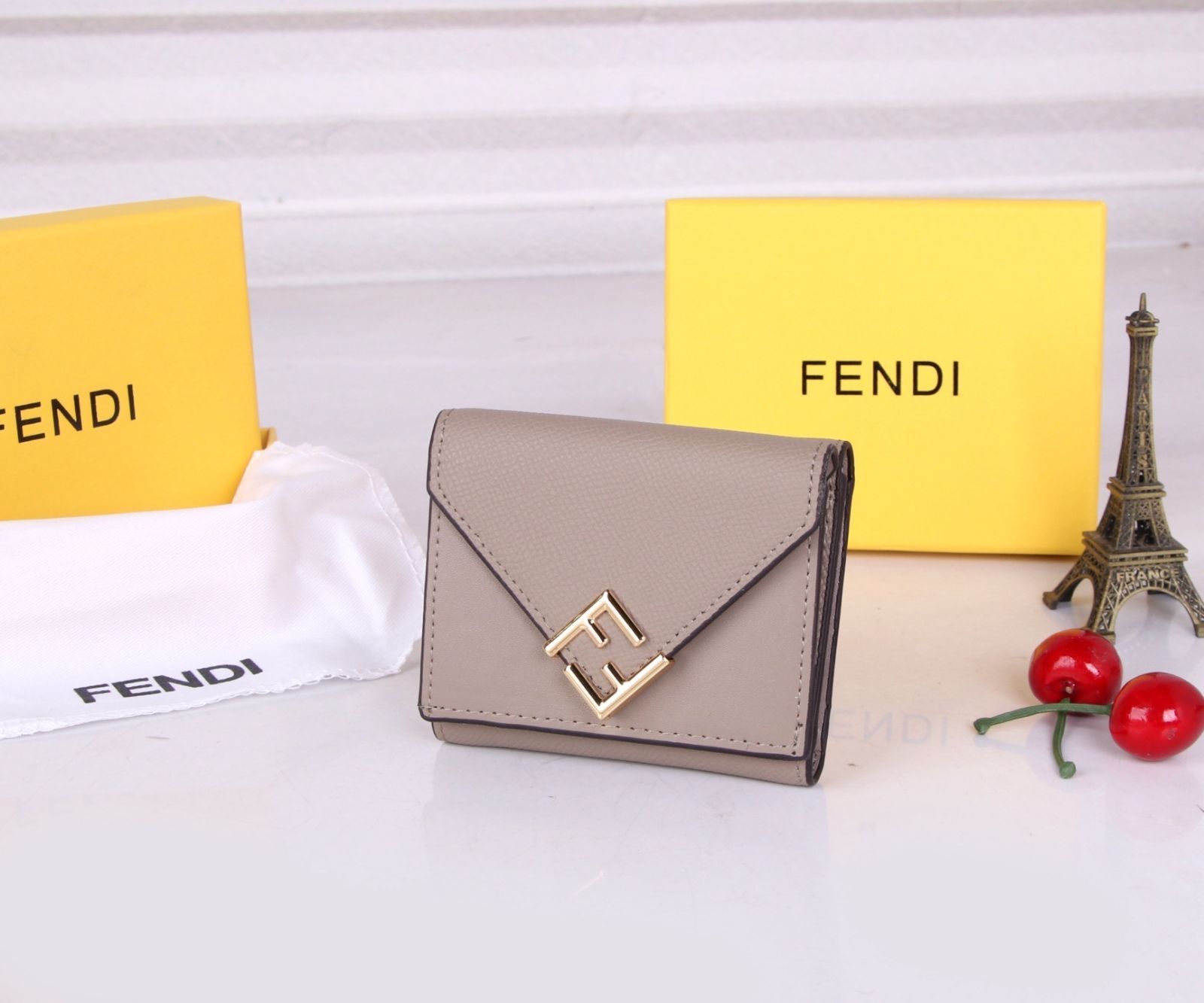 【極美品】【希少】レディース FENDI　フェンディ ウォレット 折り財布 小銭入れ