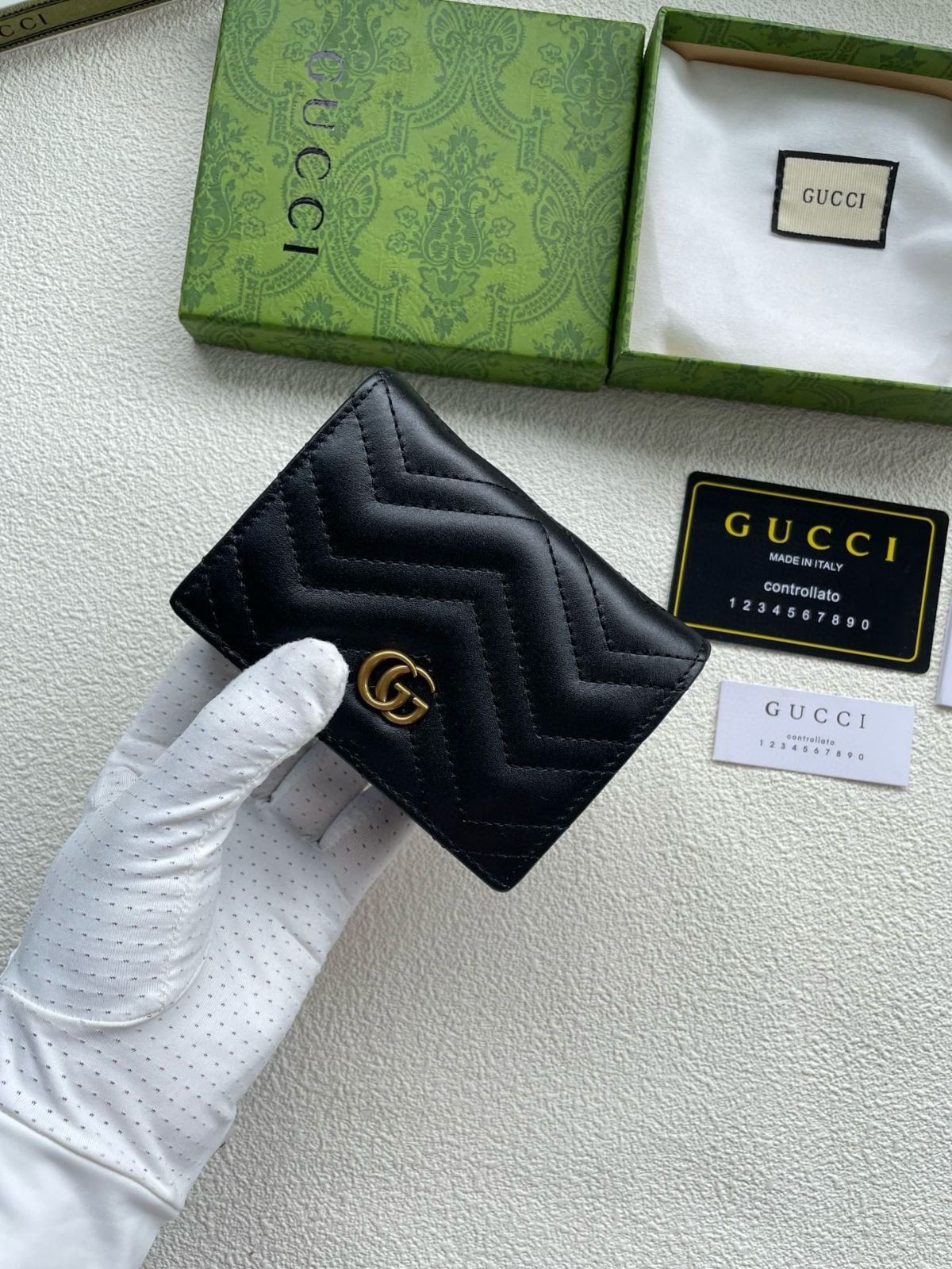 即完売 本日特価 GUCCI グッチ 折り財布 小銭入れ 即完売 本日特価 GUCCI グッチ 折り財布 小銭入れ