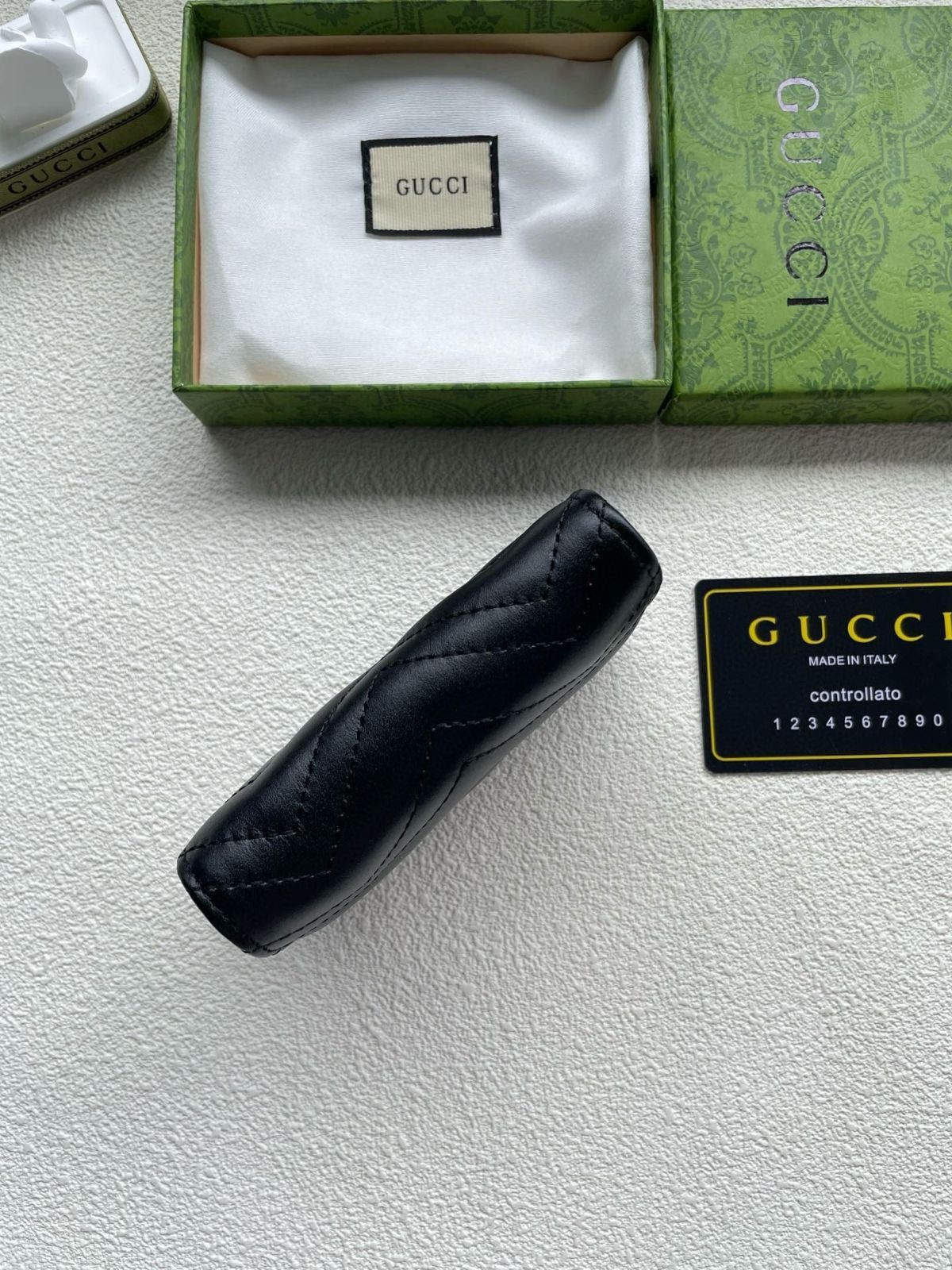 即完売 本日特価 GUCCI グッチ 折り財布 小銭入れ 即完売 本日特価 GUCCI グッチ 折り財布 小銭入れ