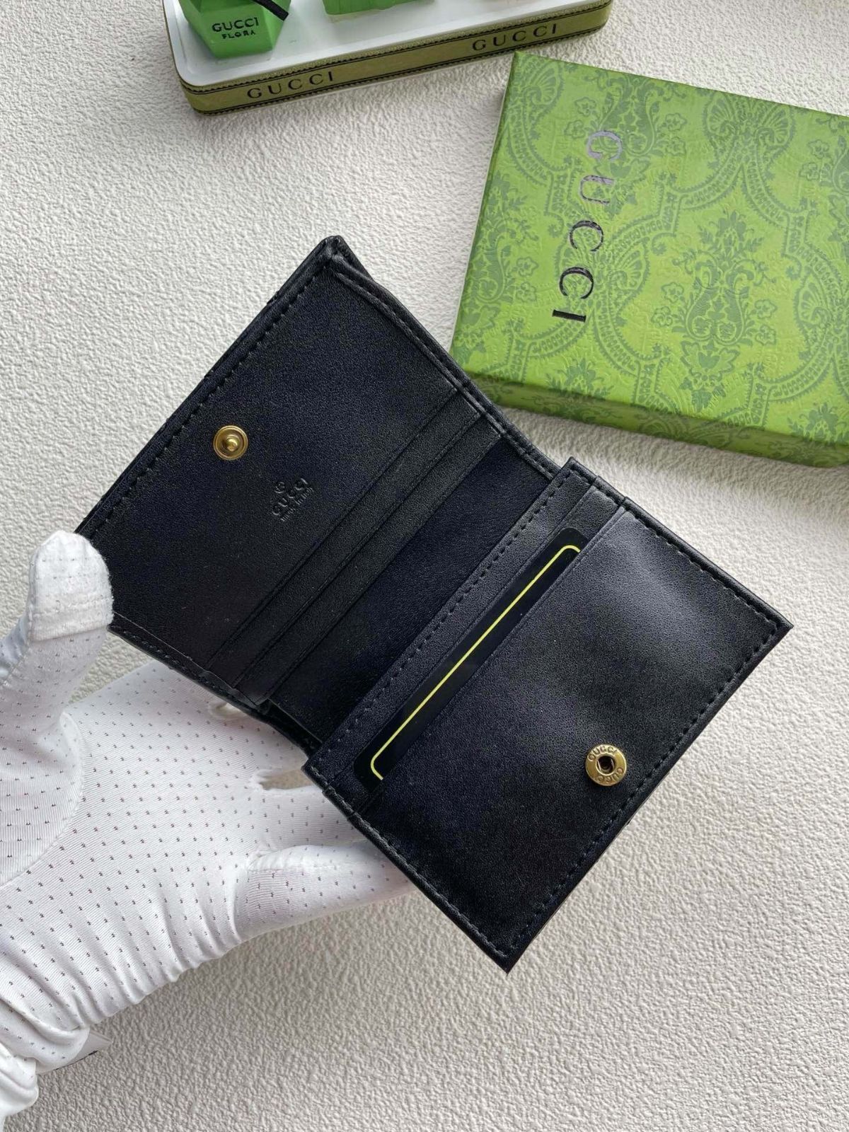 即完売 本日特価 GUCCI グッチ 折り財布 小銭入れ 即完売 本日特価 GUCCI グッチ 折り財布 小銭入れ