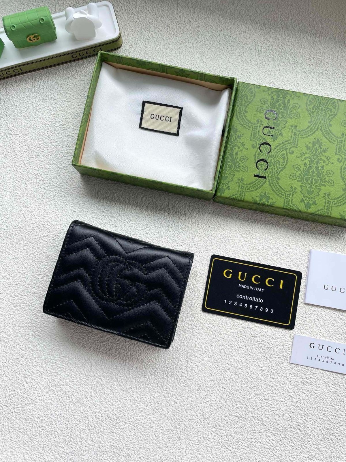 即完売 本日特価 GUCCI グッチ 折り財布 小銭入れ 即完売 本日特価 GUCCI グッチ 折り財布 小銭入れ