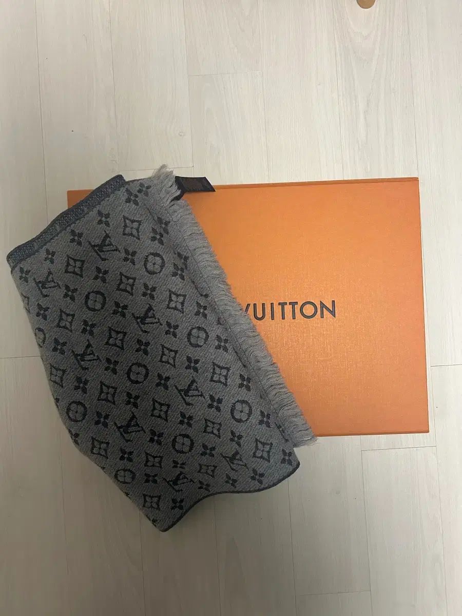 Louis Vuitton モノグラム Classic マフラー ライト グレー