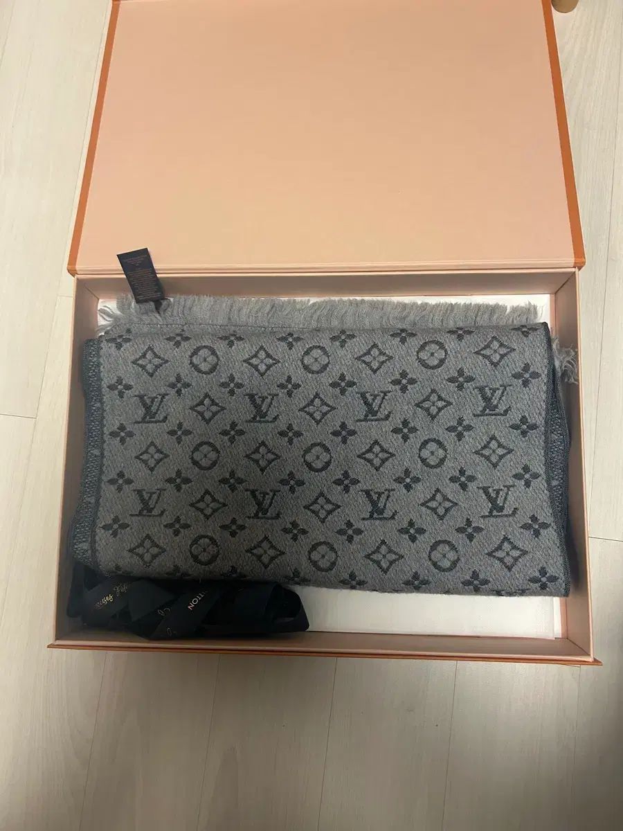 Louis Vuitton モノグラム Classic マフラー ライト グレー