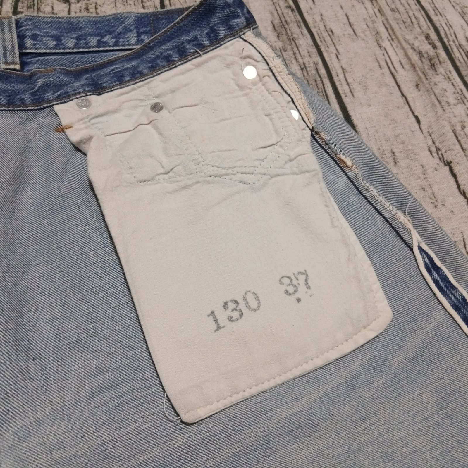W34】雰囲気 82年製 赤耳 オリジナル Levi's 501 セルビッチ 黒カン