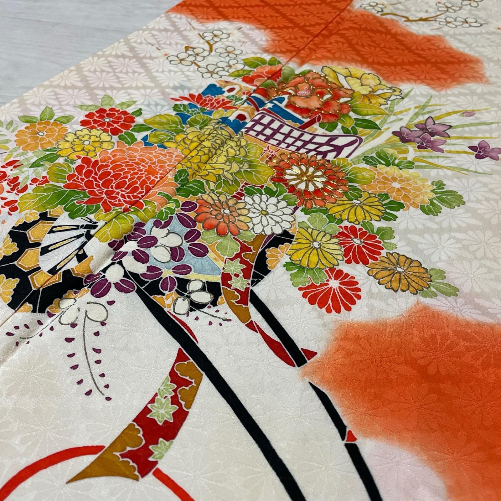 付下げ 御所車に美しい花模様 菱花の織出し 着物 正絹 X-4425