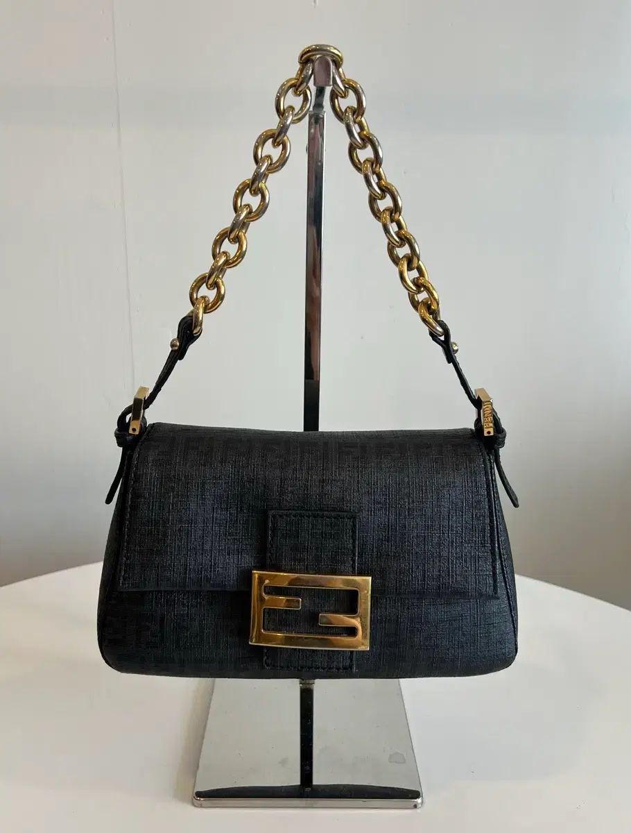 FENDI フェンディ バゲット FF ロゴ ミニチェーンバッグ (正規品)