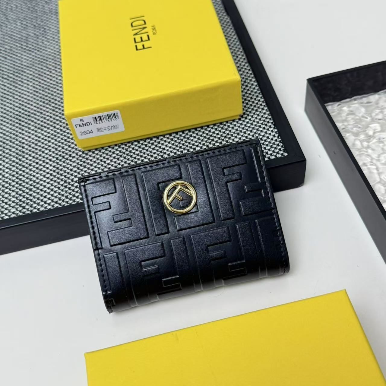 財布 未使用に近い お洒落 FENDI　フェンディ ウォレット 折り財布 小銭入れ
