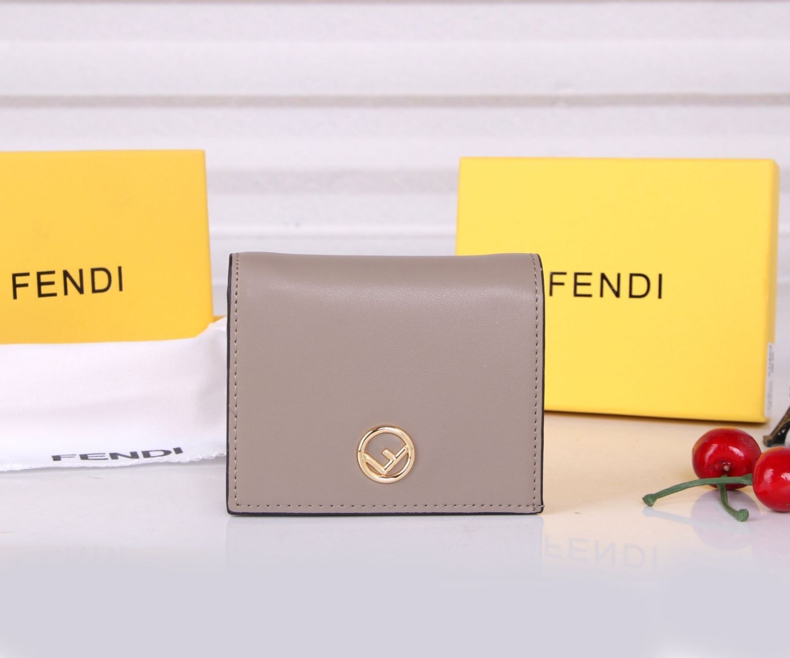 極美品 FENDI フェンディ ウォレット 折り財布 小銭入れ