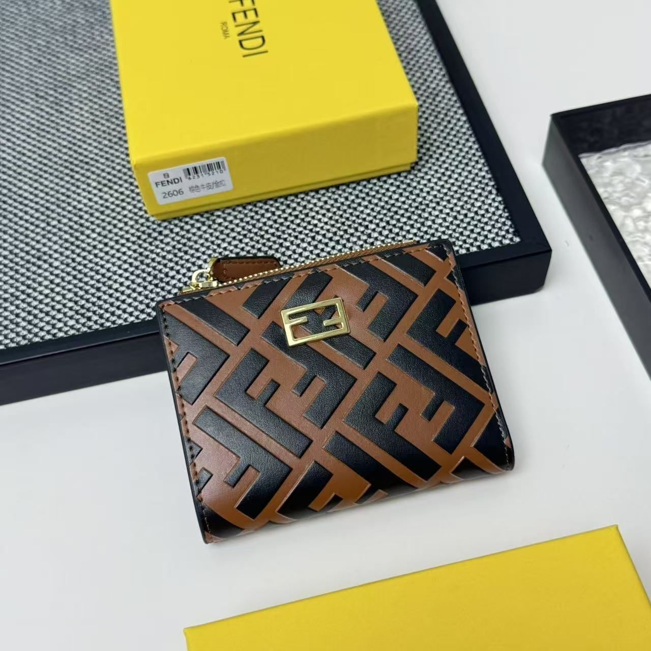 現行限定未使用に近い 財布 FENDI　フェンディ ウォレット 折り財布 小銭入れ
