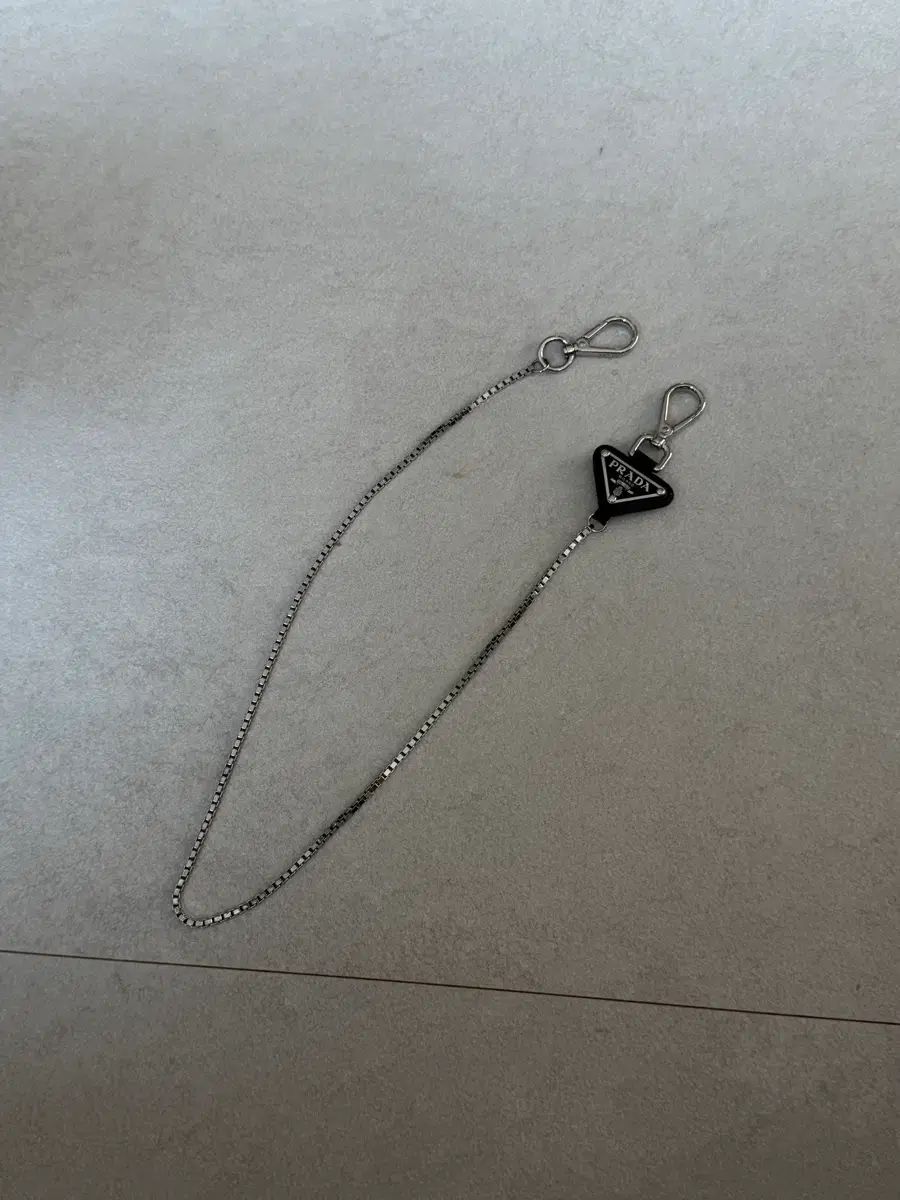 実際に着用 1回 PRADA プラダ メタルトライアングルキーホルダー (2PM03335 F0276) 50,219円