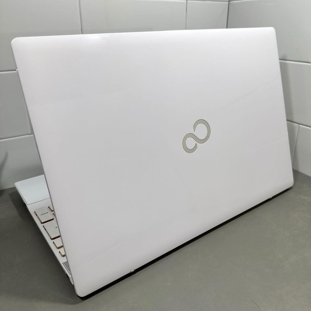 【極上】富士通プレミアムホワイト☘️8世代i7☘️SSD256GB+HDD1TB