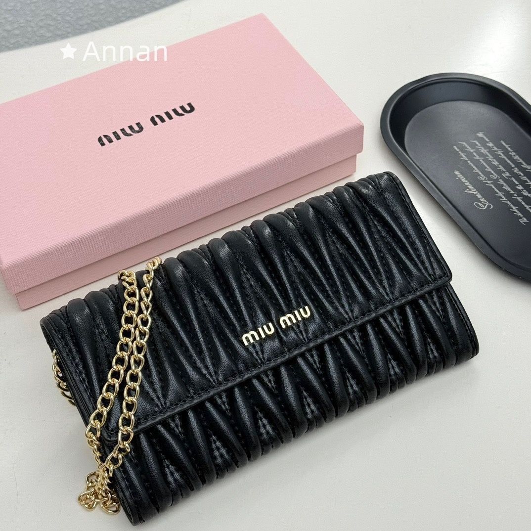 大幅値下げ 超美品良品 レディース MIUMIUミュウミュウ ショルダーバッグ