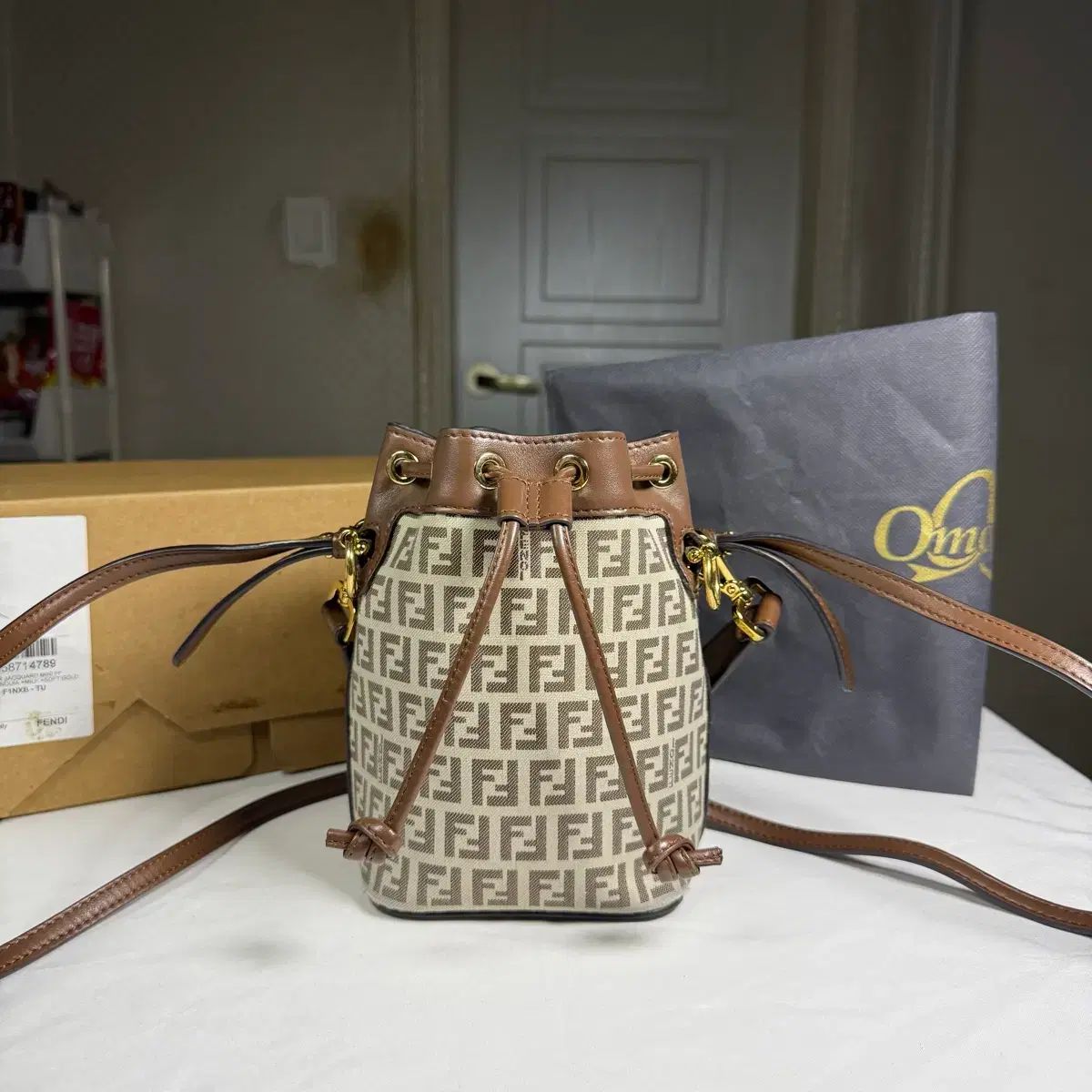 発売260 公式ホームページ廃盤 FENDI フェンディ モントレゾール FF ファブリック ミニ バケットバッグ ブラウン