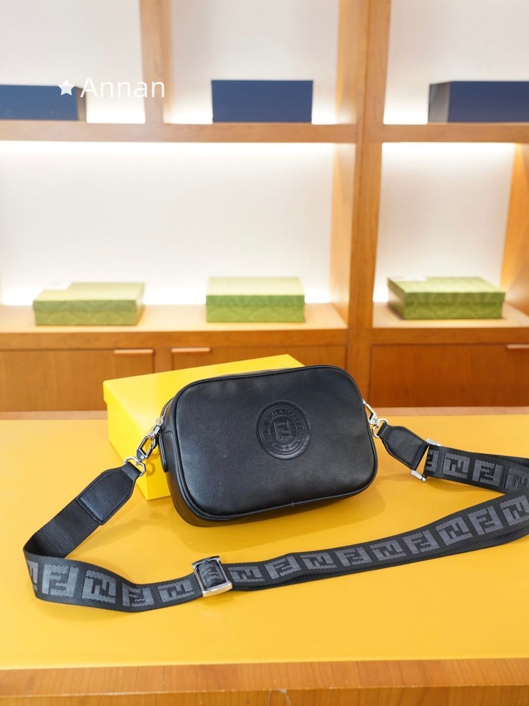 即完売 本日特価 超美品 メンズ FENDI　フェンディ ショルダーバッグ