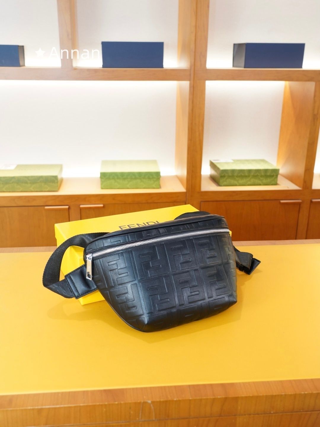 大人気 極美品 メンズ FENDI　フェンディ バッグ ウエストポーチ