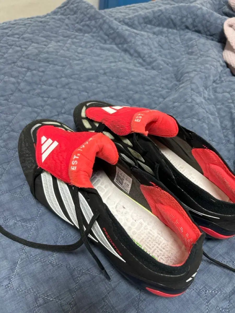 アディダス プレデター サッカーシューズ ブラック レッド 260