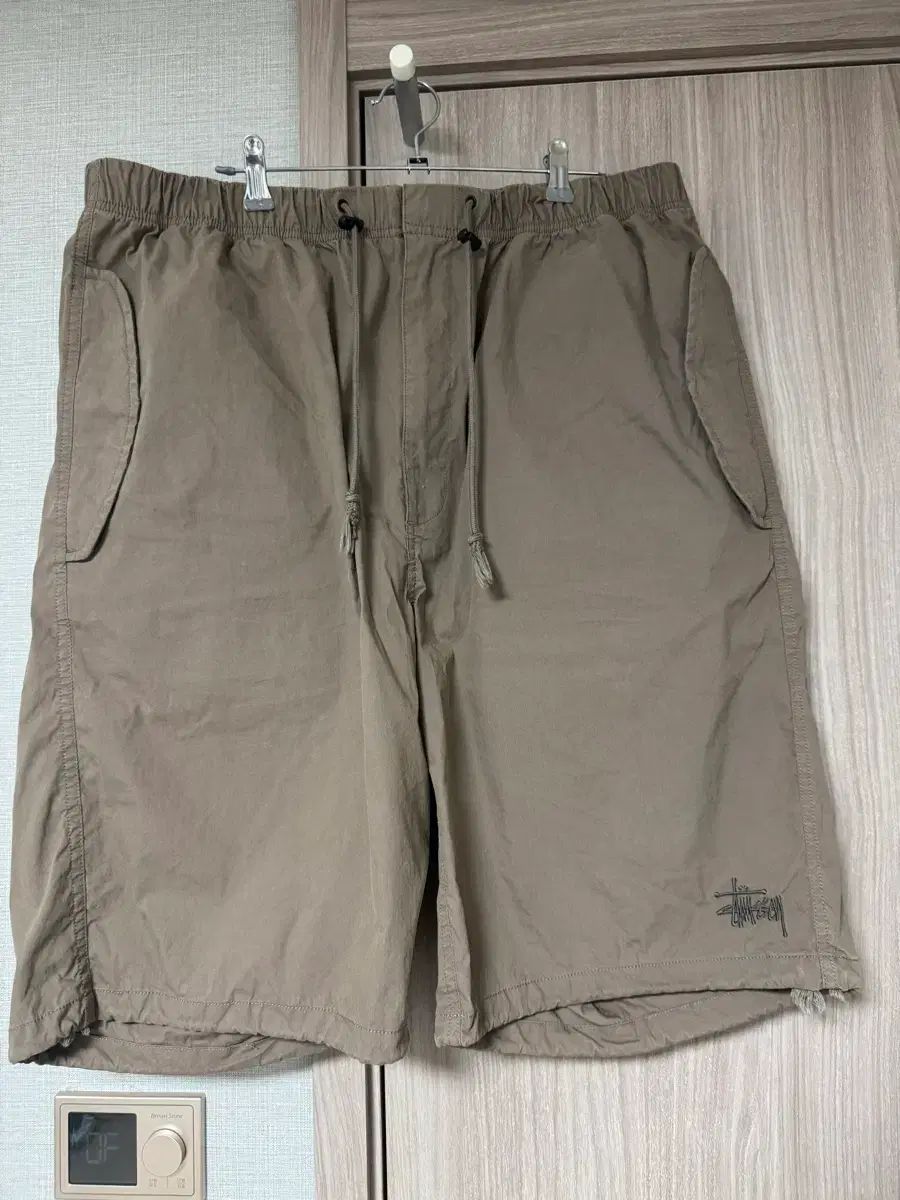 STUSSY ナイキ オーバ ショーツ (マッシュルーム)