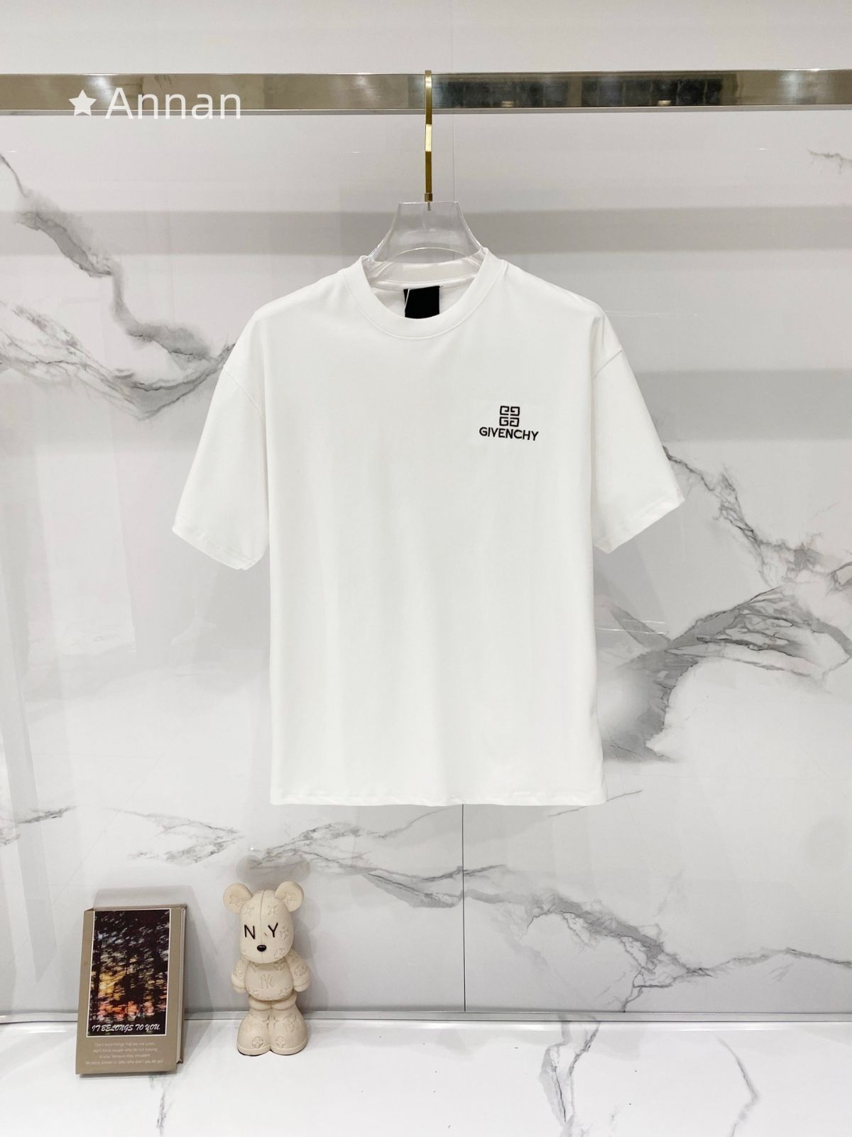 【極美品 現行型】美品 GIVENCHY ジバンシー Tシャツ　半袖　夏服　トップス 男女兼用