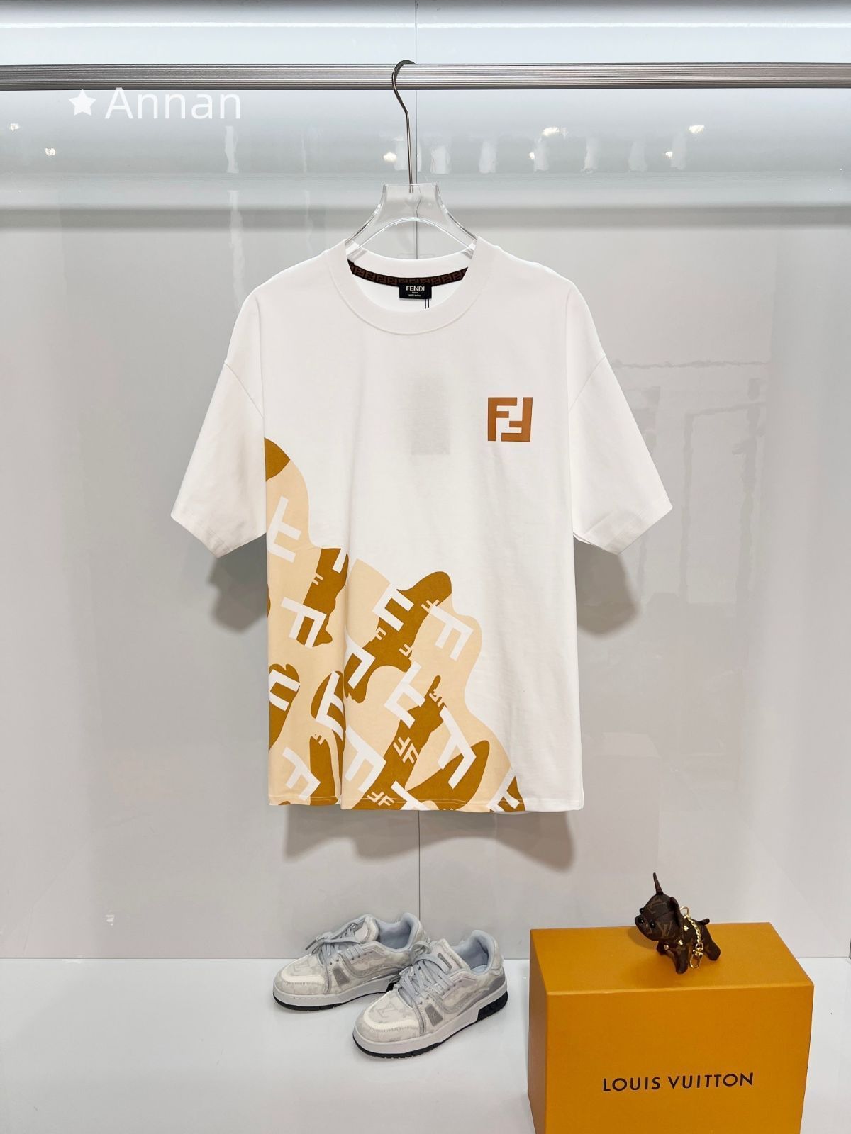 超美品 本日特価FENDI フェンディ Tシャツ　半袖　夏服　トップス 男女兼用