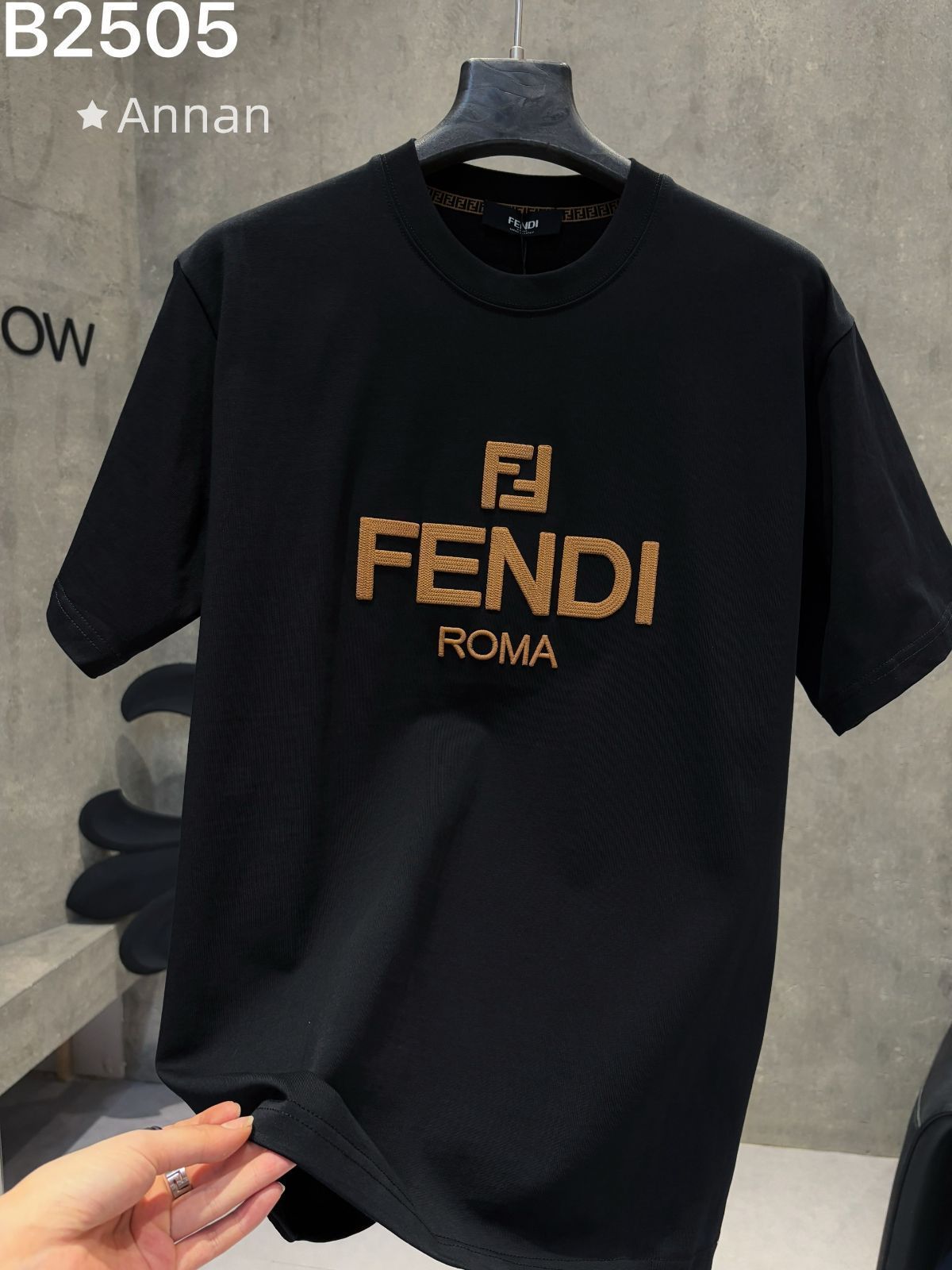 美品 本日特価 FENDI フェンディ Tシャツ　半袖　夏服　トップス 男女兼用