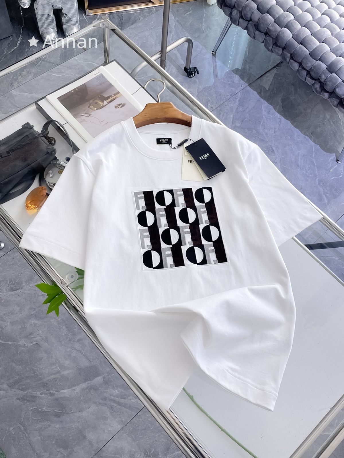 大人気 極美品FENDI フェンディ Tシャツ　半袖　夏服　トップス 男女兼用