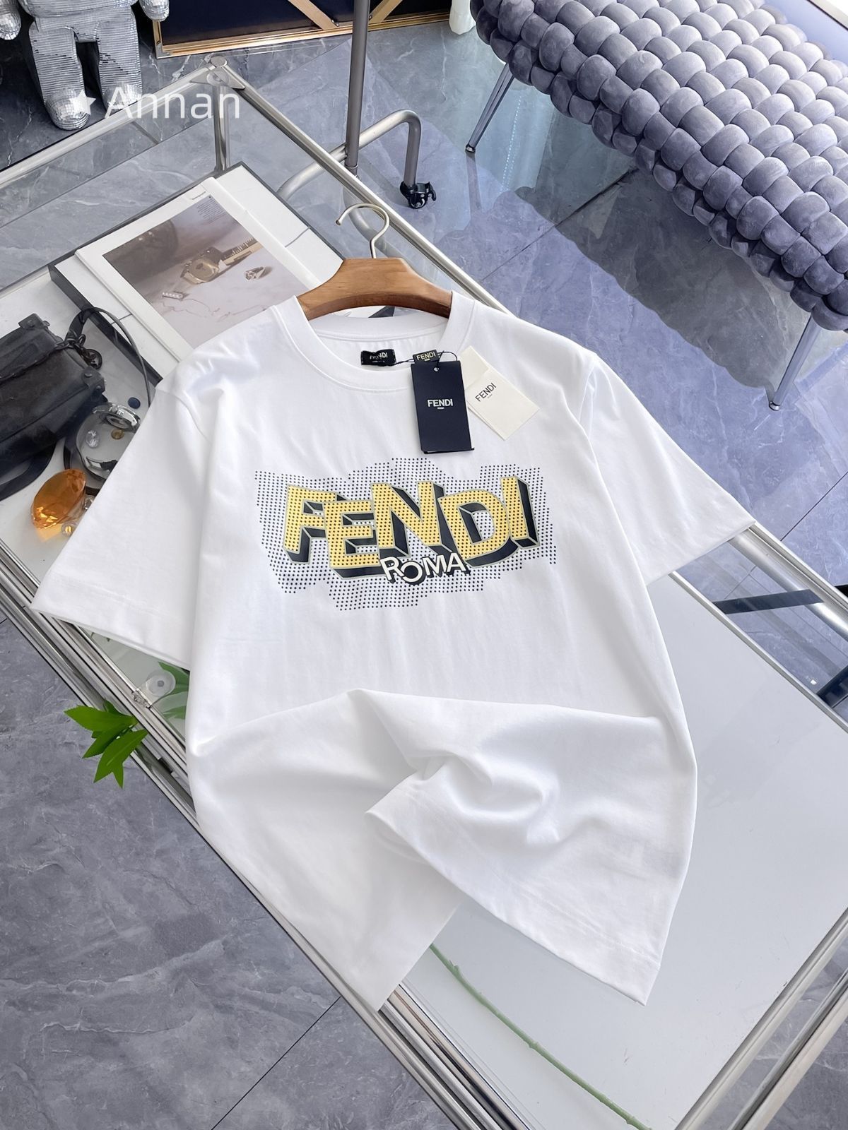 美品 期間限定☆ FENDI フェンディ Tシャツ　半袖　夏服　トップス 男女兼用