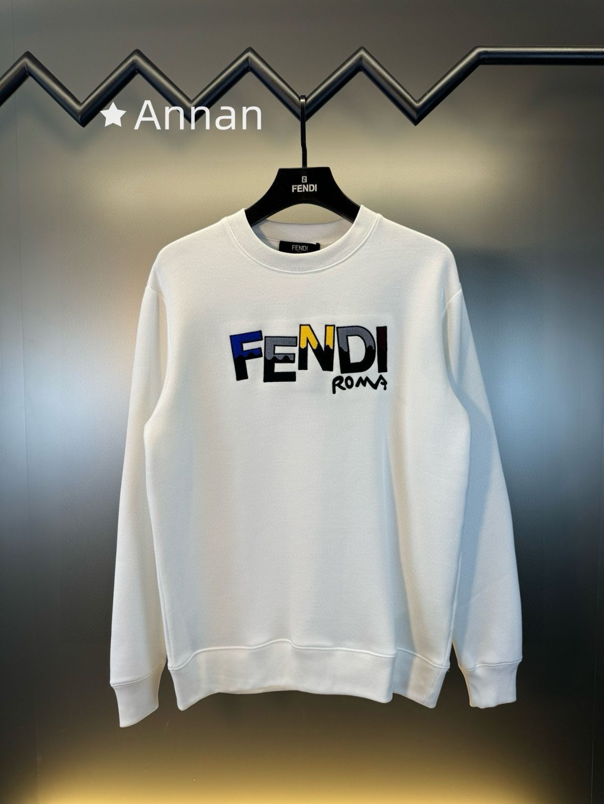 美品 期間限定☆ 新品 タグ付 FENDI フェンディ パーカー シンプルフード付きパーカー ユニセックス