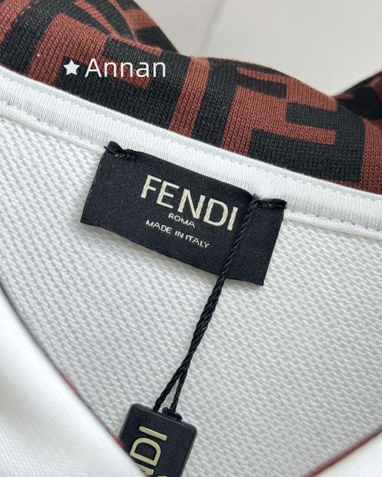 送料込☆ 超美品新品 タグ付 FENDI フェンディ パーカー シンプルフード付きパーカー ユニセックス 送料込☆ 超美品新品 タグ付 FENDI フェンディ パーカー シンプルフード付きパーカー ユニセックス