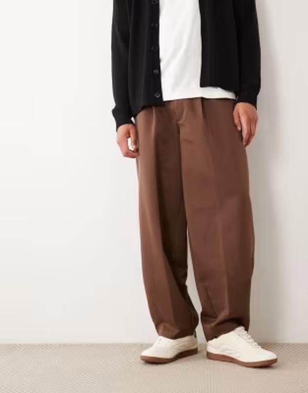 エイソス メンズ ボトムス カジュアルパンツ プリーツ ASOS DESIGN smart pleated wide barreleg pants in dark brown ブラウン
