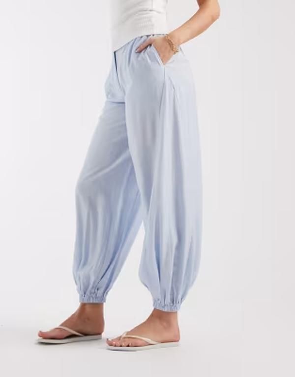 エイソス レディース ボトムス カジュアルパンツ ASOS DESIGN tailored balloon tie hem pants in crinkle fabric Soft Blue ブルー