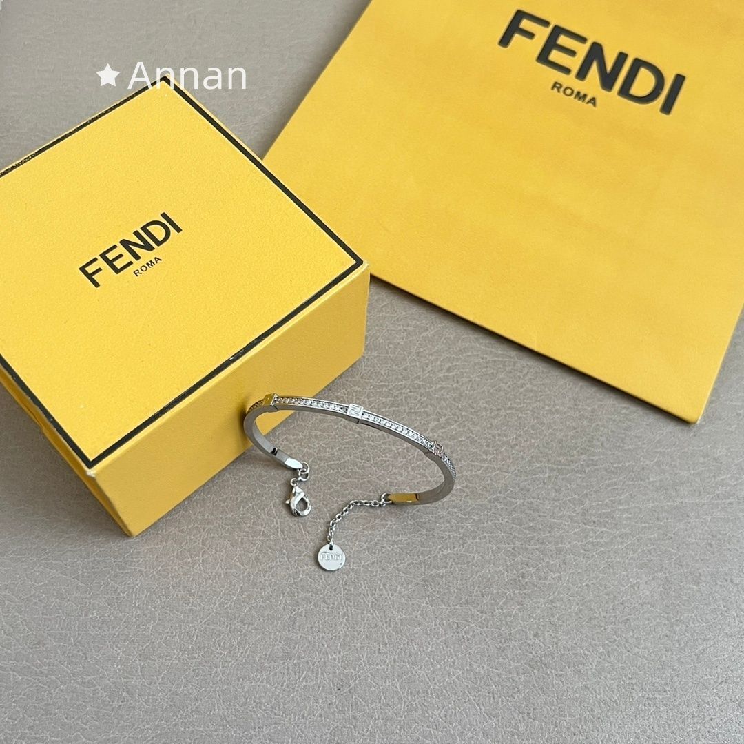 大人気 極美新品 FENDI フェンディ ブレスレット バングル リストバンド レディース 結婚式 卒業式 清楚 イベント 入学式