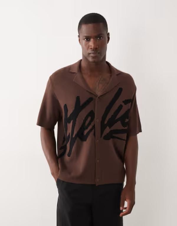エイソス メンズ トップス Tシャツ ニット グラフィック ASOS DESIGN oversized knit revere button through with graphic BROWN ブラ