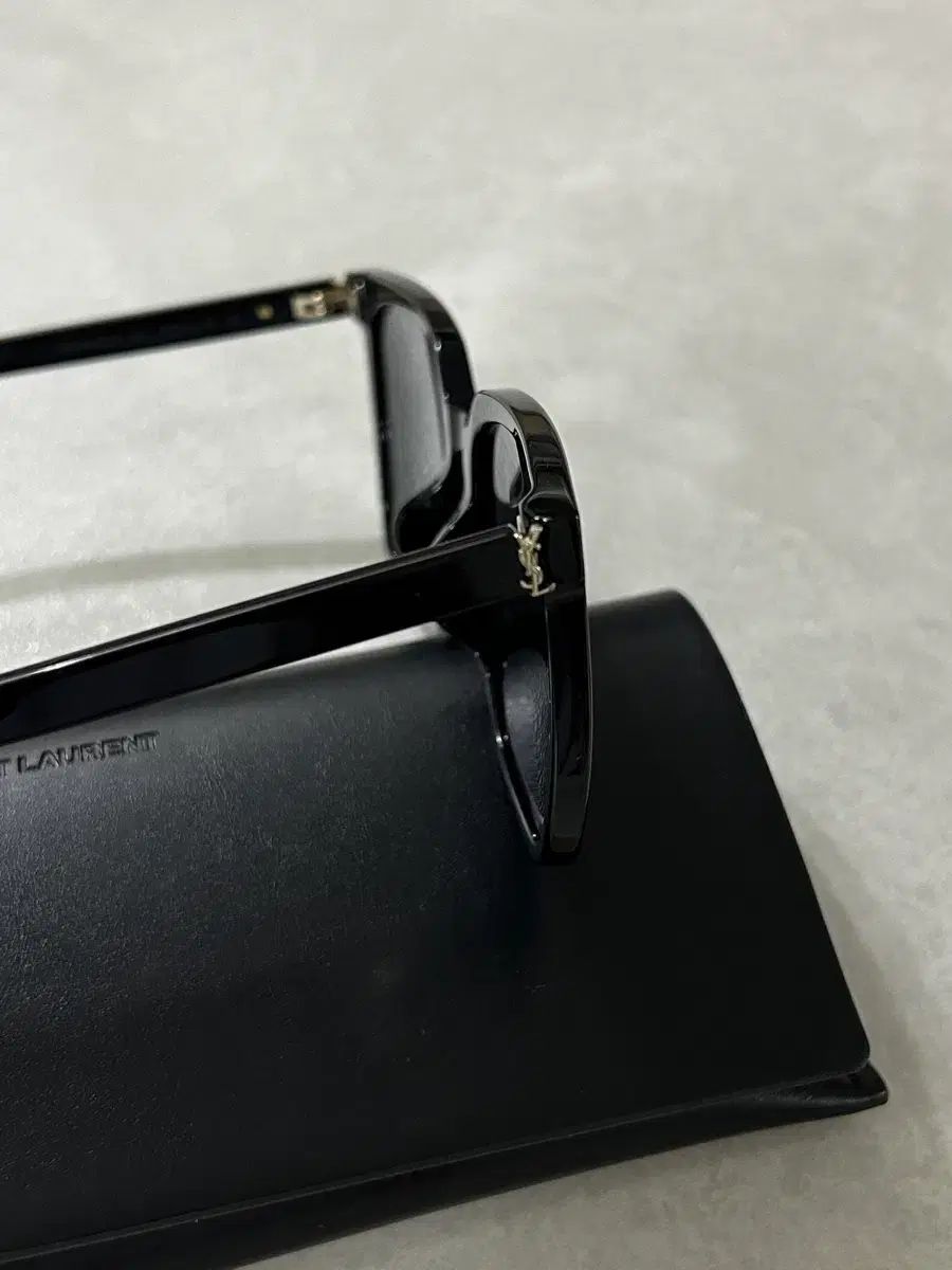 Saint Laurent サングラス ブラック (新品)