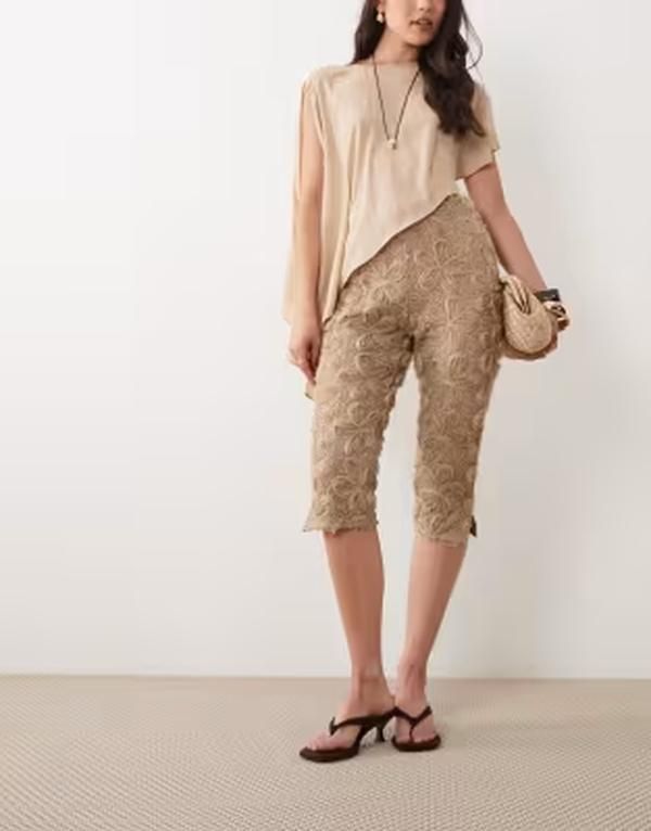 エイソス レディース ボトムス カジュアルパンツ フラワー柄 フラワー ASOS DESIGN textured floral 34 length pants inatural NATURAL