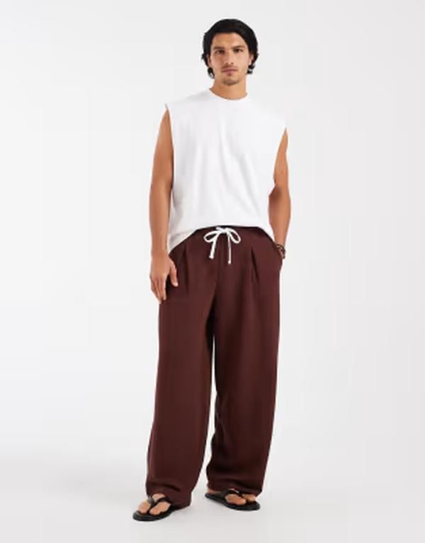 エイソス メンズ ボトムス カジュアルパンツ スウェットパンツ ASOS DESIGN oversized textured balloon sweatpants Rum Raisin ブラウン