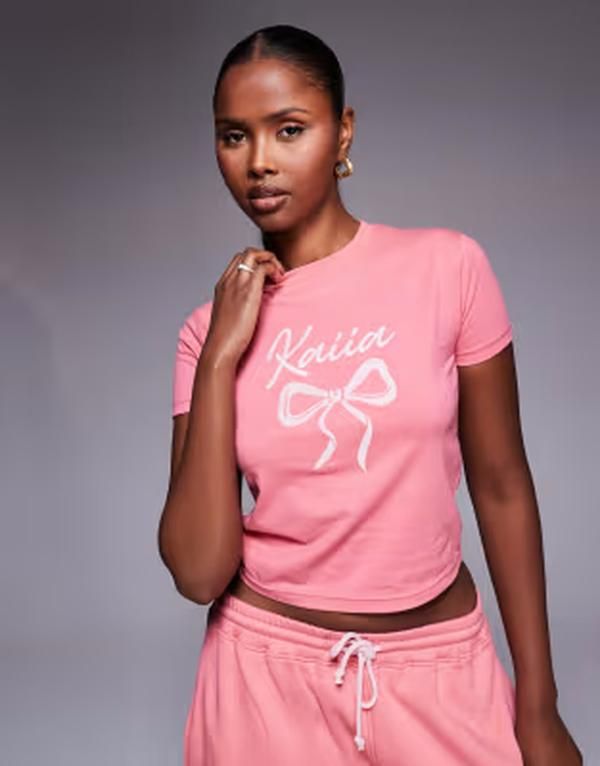 カイア レディース トップス シャツ クルーネック 刺繍 ロゴ Kaiia embroide red bow logo crew neck short sleeve crop top in coral