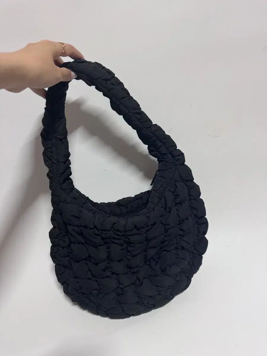 コス COS キルティング シャーリング ショルダーバッグ ブラック