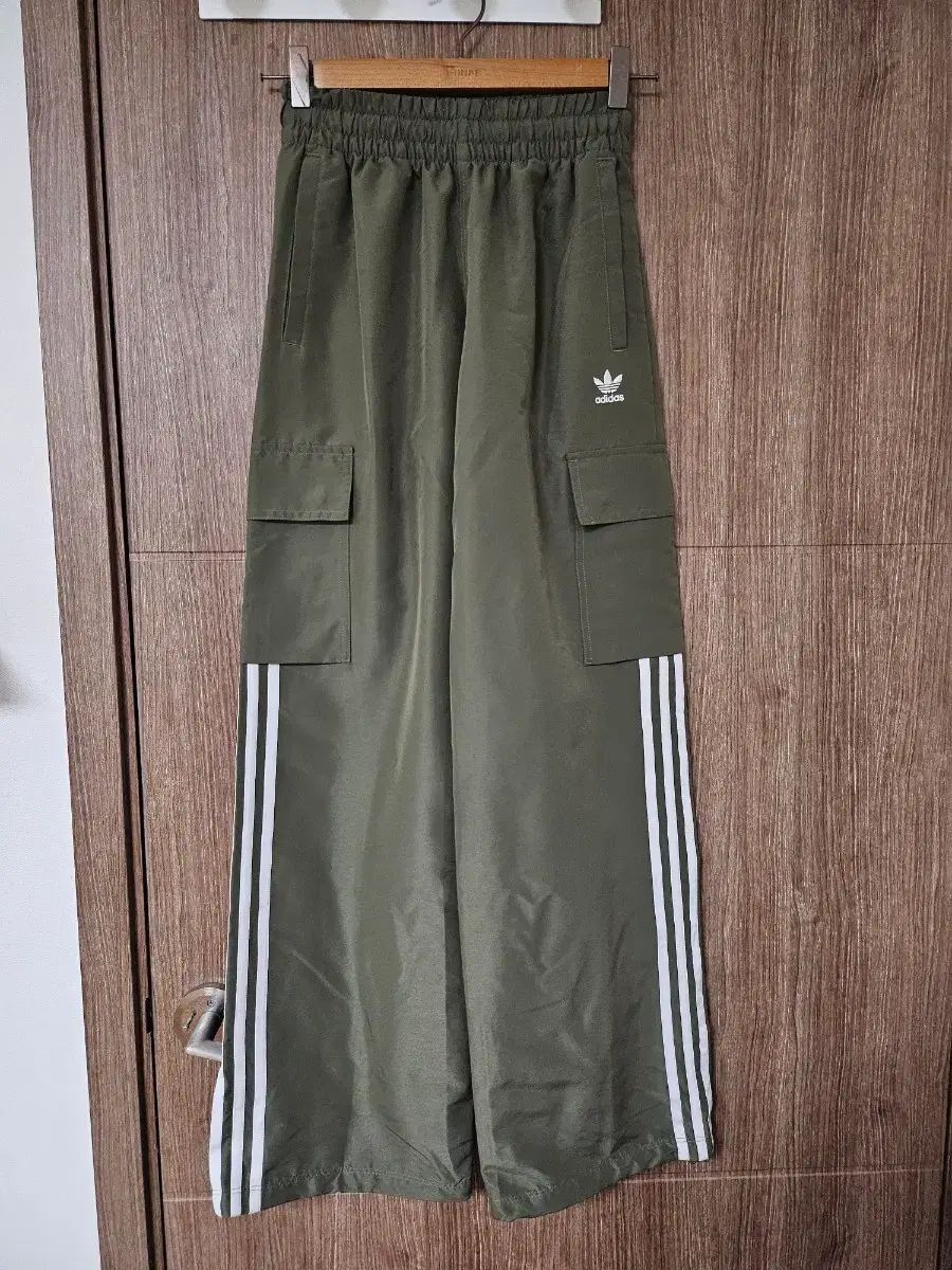 アディダス 3S カーゴパンツ カーキ